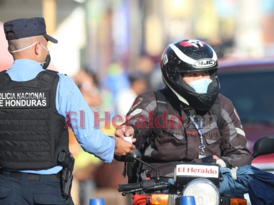 En largas filas y con identificación, así compran hondureños en plena pandemia