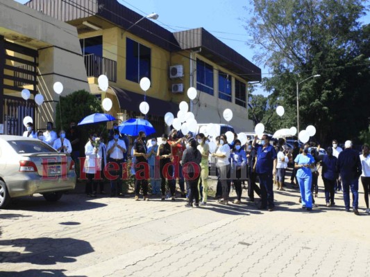 Entre globos, aplausos y caravana despiden al doctor Cándido Mejía (Fotos)