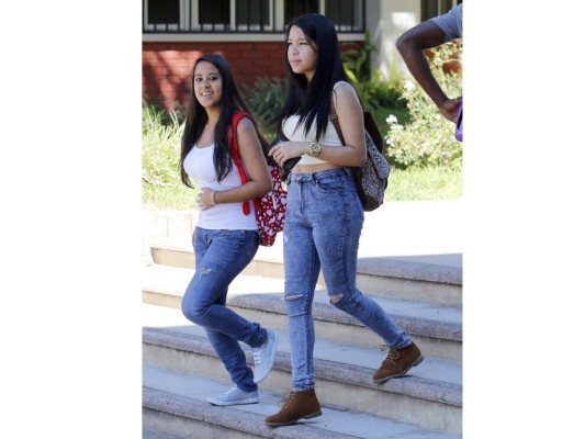 Hermosas estudiantes en regreso a clases de la UNAH