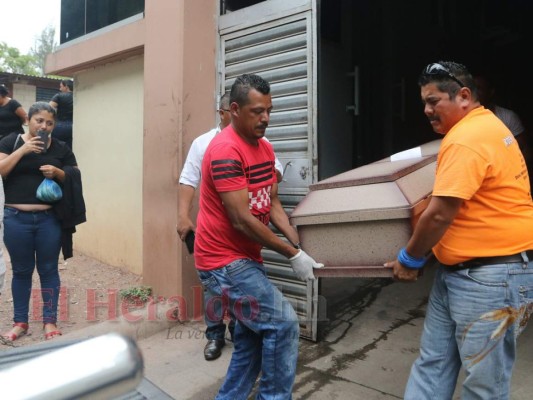 Luto y dolor: retiran cuerpos de mujer embarazada y niño asesinados en masacre de El Guanacaste