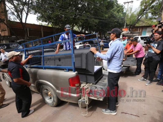 FOTOS: Familiares de reos asesinados en cárcel La Tolva reclaman cuerpos de la morgue