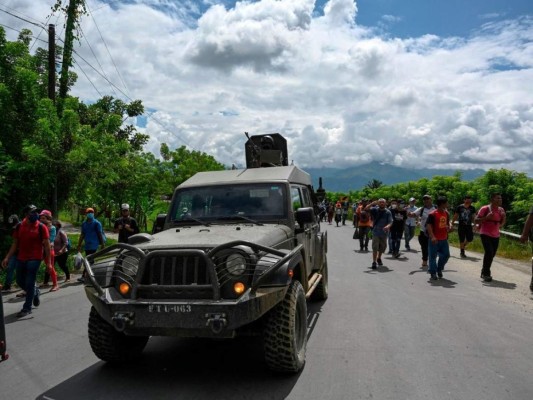 Bastones y armas del ejército guatemalteco, la otra muralla que enfrenta la caravana (FOTOS)