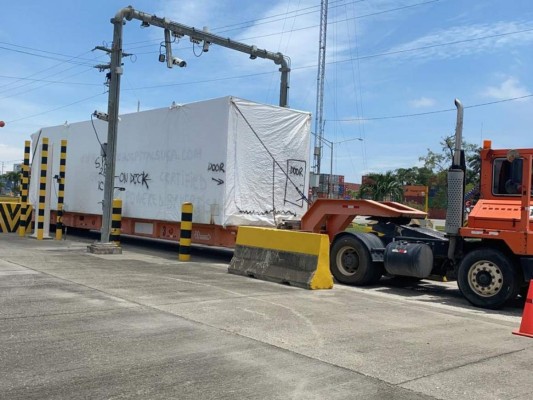 FOTOS: Así fue el traslado e inspección de contenedores con hospitales móviles