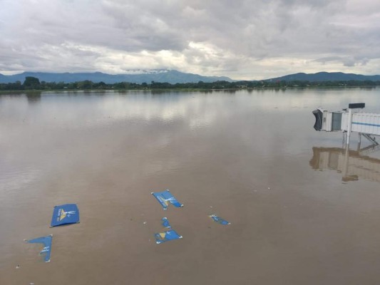 Así quedó el aeropuerto Ramón Villeda Morales tras las inundaciones por Eta (Fotos)