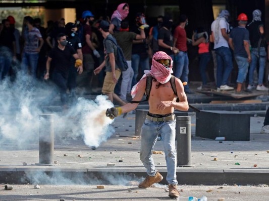 Impactantes imágenes de las protestas en Beirut, tras mortal explosión en puerto