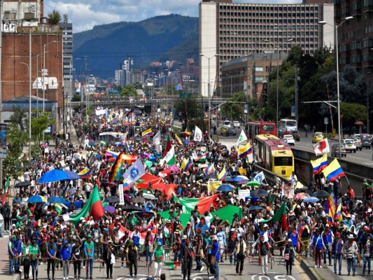 FOTOS: Miles marchan en tercer día de paro nacional contra Iván Duque  