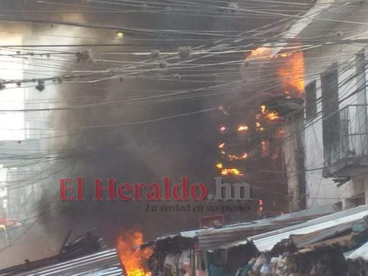 Pánico, zozobra y caos: así fue el pavoroso incendio en la sexta avenida de Comayagüela