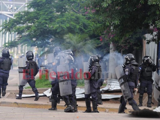 FOTOS: Guerra campal entre policías y encapuchados en el bulevar Suyapa