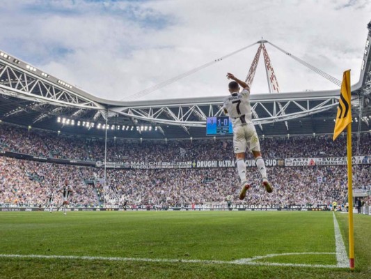 Las mejores imágenes de la celebración de Cristiano Ronaldo tras anotar su primer doblete con la Juventus