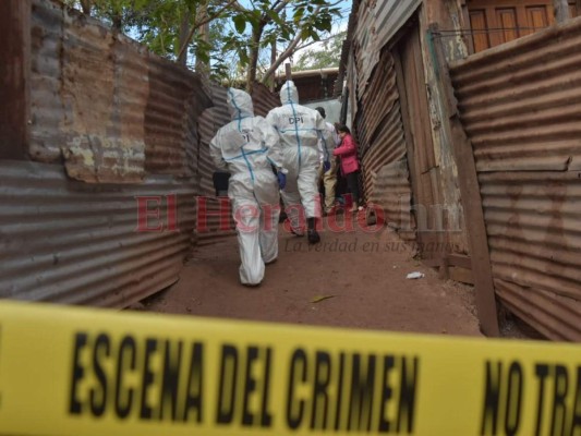 FOTOS: La escena del violento asesinato de una mujer en la capital