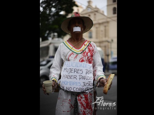 Feministas protestan en las cercanías del Congreso Nacional