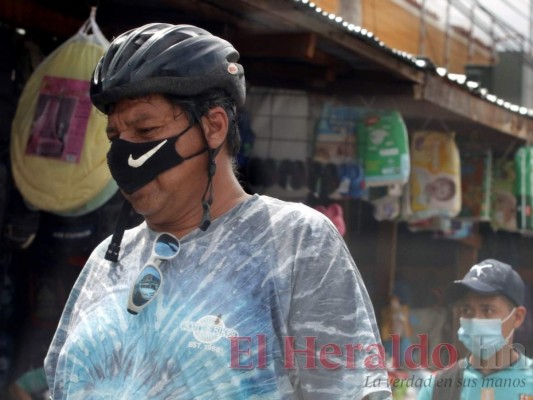 Con o sin mascarilla, capitalinos abarrotan mercados pese a que amenaza persiste (FOTOS)