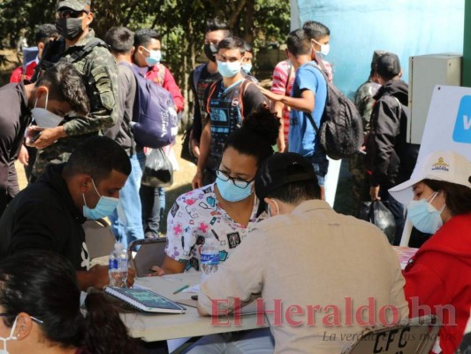 Por refuerzo y primeras dosis, capitalinos acuden a vacunarse a Parada Marte (FOTOS)