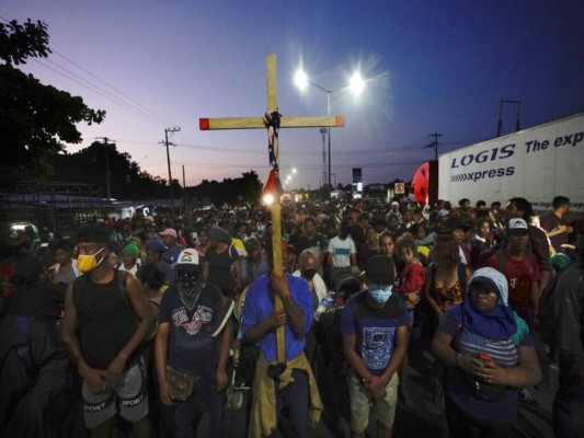 Migrantes hondureños, haitianos y salvadoreños sanan las llagas de sus pies en Huixtla, México (Fotos)