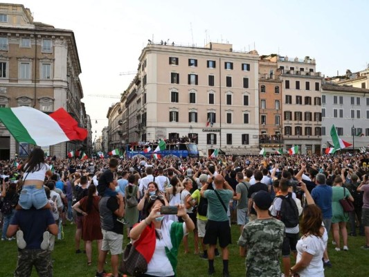 Celebración por campeonato de Italia en la Euro desata la locura en las calles de Roma