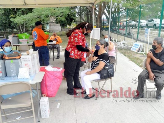 Capitalinos retoman las jornadas de vacunación ante amenaza de ómicron (FOTOS)