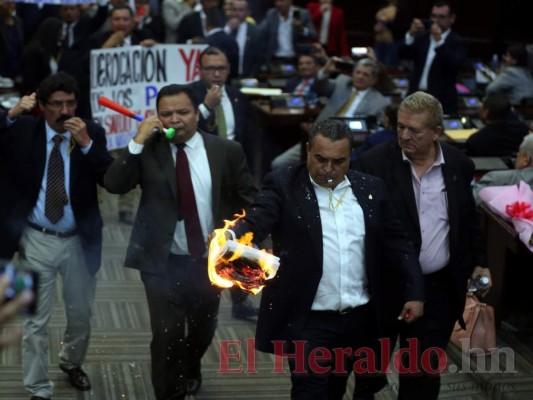 Golpes, quema de la Constitución y botellazos: Así fue el zafarrancho en el Congreso Nacional