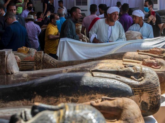 FOTOS: Hallan 59 sarcófagos con momias de 2,600 años de antigüedad