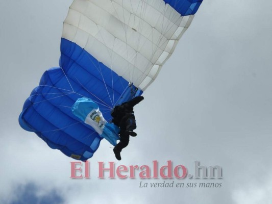 FOTOS: Así fue el show de los paracaidistas en los desfiles patrios