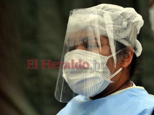 FOTOS: Agobiantes momentos afuera de la carpa de triaje del Hospital Escuela