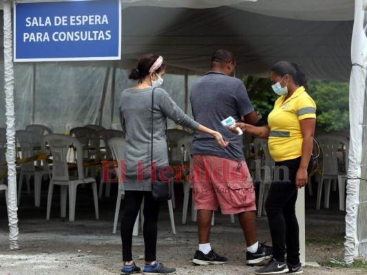 FOTOS: Héroes libran dura batalla contra el covid-19 en triajes y hospitales