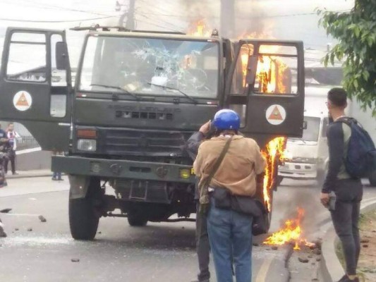 Manifestantes queman camión del Ejército en la colonia El Carrizal