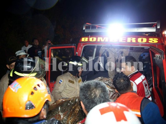 Fotos del dramático rescate de personas soterradas en la colonia Los Llanos de la capital