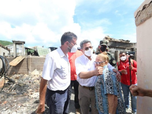 En fotos: Así fue el recorrido de Juan Orlando Hernández en la devastada Guanaja  