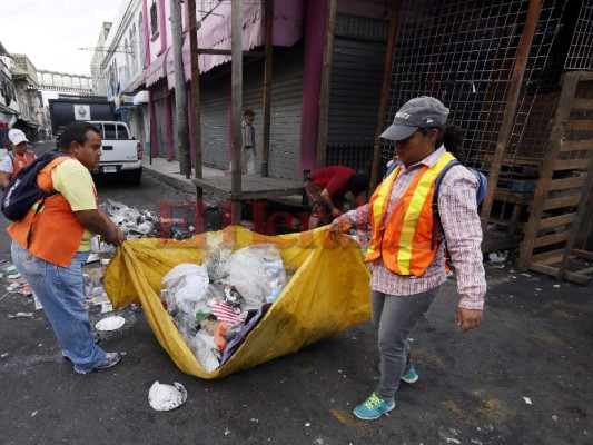 FOTOS: Mercados de Comayagüela amanecen inundados de basura en Navidad, después del 24 de diciembre