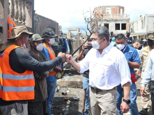 En fotos: Así fue el recorrido de Juan Orlando Hernández en la devastada Guanaja  