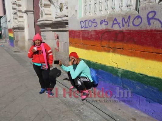 FOTOS: Pintada con la bandera LGTBI amanece iglesia Los Dolores   