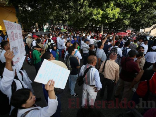 FOTOS: Colegios cerrados, sin atención en IHSS y marchas de maestros, médicos y estudiantes en otro día de protestas