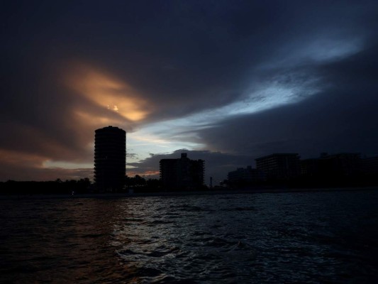 Así fue la demolición de los restos del edificio que colapsó en Florida