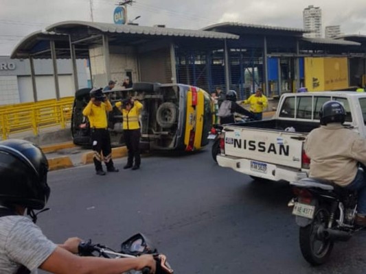 FOTO: Busito escolar se vuelca en el bulevar Suyapa de Tegucigalpa