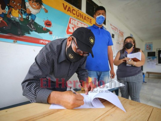 FOTOS: Con pancartas y sonrisas Ojojona recibe vacunas donadas por El Salvador  