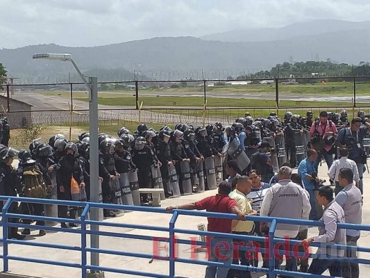 FOTOS: Fuerte despliegue policial y militar en varias ciudades de Honduras ante movilizaciones