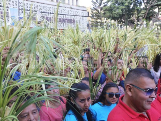 Honduras recibe la Semana Santa con miles de ramos en Tegucigalpa