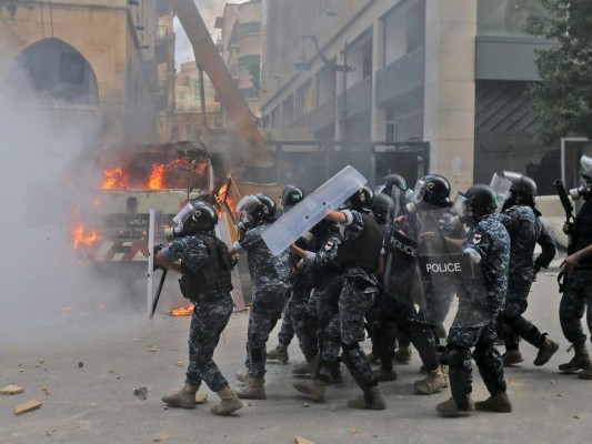 Impactantes imágenes de las protestas en Beirut, tras mortal explosión en puerto