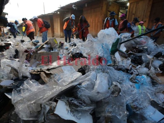 FOTOS: Inundadas de basura amanecieron las calles de Comayagüela, tras fiesta navideña