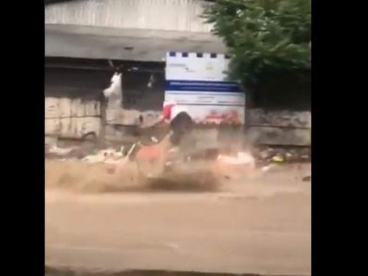 Calles bajo el agua y largas colas: lluvias dejan anegada la capital