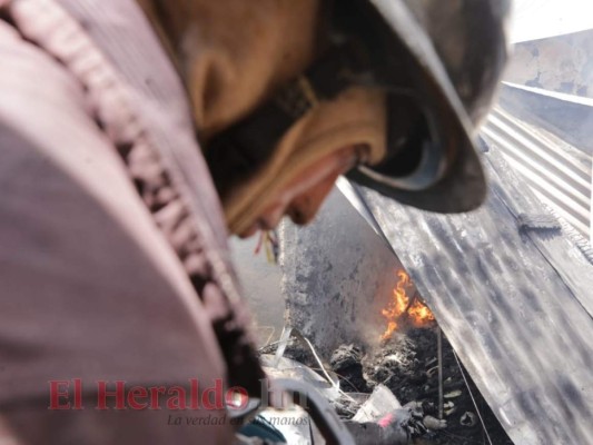 Las tristes imágenes del voraz incendio en cuatro casas de la colonia Villa Nueva en la capital