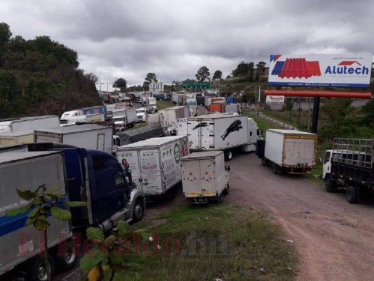 Las 12 fotos que resumen la jornada de paro de transporte pesado y el caos en gasolineras de la capital