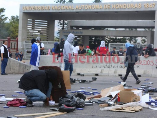 FOTOS: Las tomas enfrente de la UNAH que obstaculizaron el paso vehicular en el bulevar Suyapa