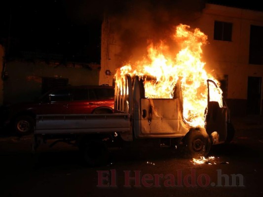 FOTOS: Así quedó el vehículo de la Policía incendiado afuera del Estadio Nacional