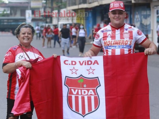 ¡Llenazo en el Municipal Ceibeño! Aficionados de Olimpia y Vida ponen ambiente festivo en La Ceiba