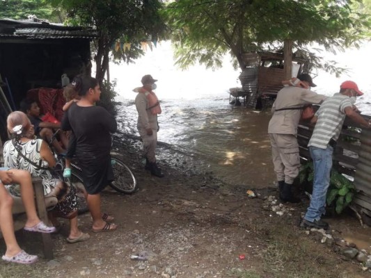 FOTOS: Casas y calles inundadas dejan fuertes lluvias en el país