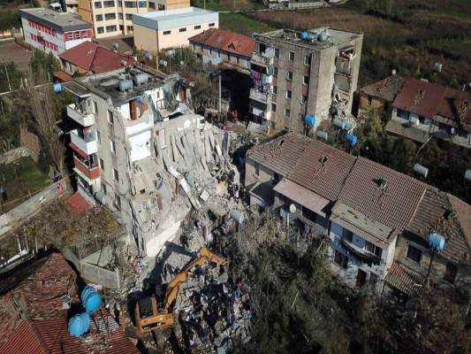 FOTOS: Desesperación y desconsuelo tras terremoto que dejó 16 muertos en Albania