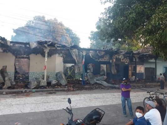 Dolorosas imágenes del incendio que arrasó varios negocios en mercado de Choluteca