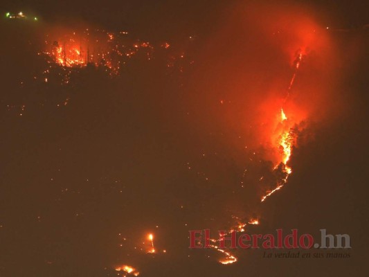 FOTOS: La capital se viste de gris por el humo que dejan los incendios forestales