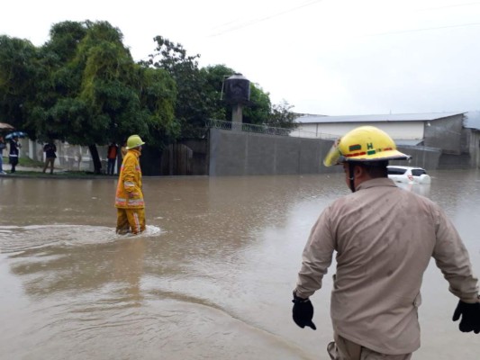 Caos e inundaciones dejan fuertes lluvias y frente frío en el norte de Honduras